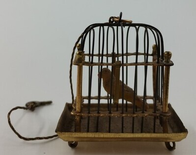 c8628fe6-6989-41dd-acb6-935e3050fe61.jpg; 1960-0225-KPO/058; Goudkleurige vogelkooi met vogel.; miniaturen