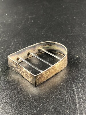 c94cd3bc-dc3e-4d8b-8ba7-8af595c1d95d.jpg; 1960-0000-KPO/167; Zilveren treef voor een strijkijzer; onderzetters