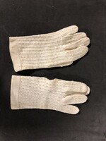 c9b271df-dbc8-4826-b383-81cce85b2bc8.jpg; 2017-0008-MDI; Kartonnen doos "Maison de Bonneterie" met daarin een paar gehaakte handschoenen.; dozen (houders)