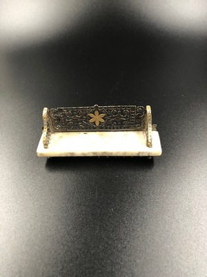 cada7785-7953-4768-9b37-79204a64b680.jpg; 1960-0000-KPO/086; Marmeren ophangplank met metalen achter- zij en onderkanten; planken (objecten)