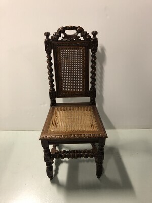 cc5d20e6-926a-4ae8-910e-9493a6cb766d.jpg; R-GP-0361/7; Eetkamerstoel met gevlochten rieten zitting en rugpand.; stoelen