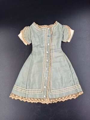 cd4f4a15-51fb-4e2c-b3dc-07da87057c3e.jpg; 1960-0097-KPO; Blauw jurkje met kanten details; poppenkleding