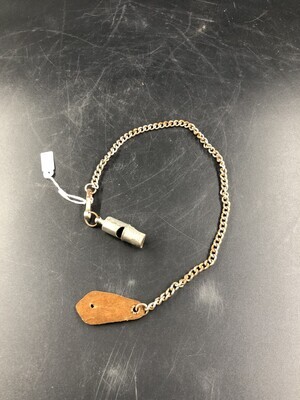 cd919568-55c3-4e2b-a2ec-f78b74add47f.jpg; 2018-0006-ODI; Legerfluitje uit bezit George John Lionel Maduro.; fluitjes