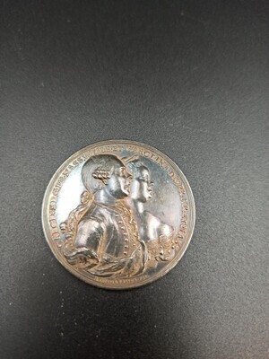 cd9a6085-a4e4-47b0-bbbc-2a0de2969614.jpg; 0000-0042-PEE/1; Het huwelijk van Carolina,prinses van Oranje-Nassau met Karel Christiaan, prins van Nassau-Weilburg; onderscheidingen (eretitels)