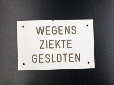 cdb9e4fd-8b48-4c7a-ba84-6073727b1f9d.jpg; 436; Informatiebordje voor bezoekers Gevangenpoort; gebruiksvoorwerp