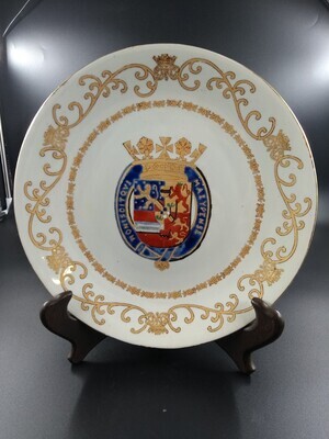 ce28626f-baa2-4f09-b33c-dd3933a6865c.jpg; 0000-0300-HHI/a-b; Heraldisch sierbord met houten standaard; keramiek (objectgenre)