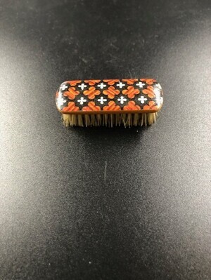 ce2bd3f9-478e-4c1b-8d87-917966e59f4c.jpg; 1960-0000-KPO/176/a; Haarborstel met bovenop decoratie van oranje en witte objecten; borstel