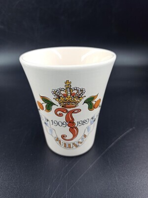 cefbf7c8-7e0d-46d0-811d-9af408bffe5d.jpg; 1997-0021-MCE; Beker ter gelegenheid de 80 jarige verjaardag van Koningin Juliana; drinkbekers