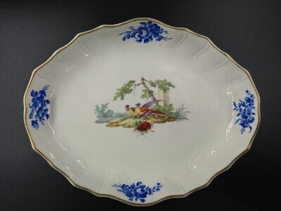 cfa45a8f-b0df-469b-b035-80fbd32f0e14.jpg; 1940-0283-OCE; Ruitvormige schaal met vogeldecoratie; keramiek (objectgenre)