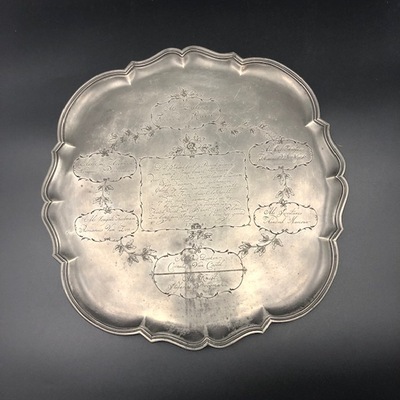 d0d9a278-f01d-4fbf-99e1-5e4116514753.jpg; 1897-0001-OMO; Tinnen dienblad met inscripties, in 1785 geschonken aan de Jonge Buurt door de zes Hoofdmannen.; dienbladen