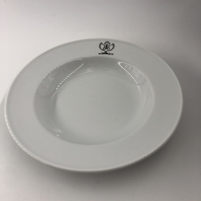 d0e8d6ff-f3ff-460b-8b58-3a8d5be06da5.jpg; 2020-0019-MCE; Diepe borden bedrukt met Garoeda logo; serviezen