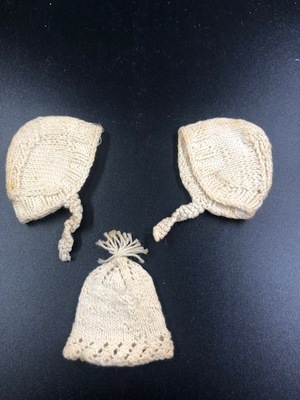 d356ad32-52fd-44eb-8da5-6b9355029fb8.jpg; 1960-0274-KPO/110; Drie cremekleurige gebreide mutsjes, een met een pluimpje ; mutsen (winterkleding)