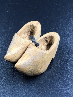 d390524e-9f51-4496-8c17-f1efb2de7c13.jpg; 1960-0284-KPO/098/1-2; Set ovale matten van naturel en zwart raffia; vloerkleed