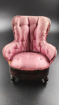 d39bd678-1644-44a6-8455-0b84c021483c.jpg; 1960-0225-KPO/045; In houtimitatie gelakte fauteuil, gecapitonneerd met roze zijde.; miniaturen