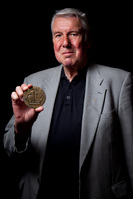 d3ba4a04-fc07-4008-993b-60e01843b8b3.jpg; V-HHM-0319; Het topstuk (bronzen plaquette Haags politiekorps) van de heer J.J.M. Robijn; MijnDenHaag*