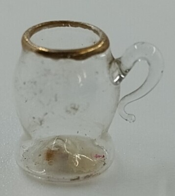 d48f80d3-3593-49d7-8c62-d81454bf35e0.jpg; 1960-0225-KPO/026; Glazen bierpul met goudkleurige rand.; miniaturen