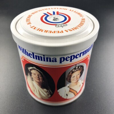 d4e80410-9ed0-45c7-9f4e-e86b65ee73bd.jpg; 1997-0118-HHI/a-b; Pepermuntblik met deksel van Wilhelmina Pepermunt met foto's van leden van het koninklijk huis.; pepermuntblik