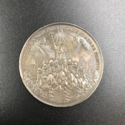 d649d82e-17ce-45e6-815b-4796c74211cf.jpg; 0000-0082-PEE/1; De grote vergadering van de Staten Generaal na de dood van Willem II te 's Gravenhage gehouden; onderscheidingen (eretitels)