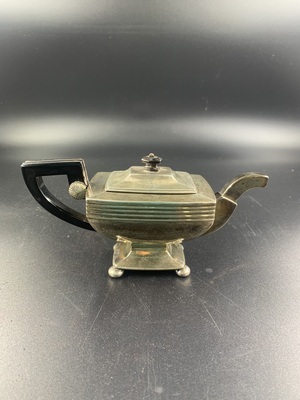 d6c24f3f-e876-45a7-ba20-09c6587319ed.jpeg; 1906-0001-OME; Zilveren theepot met een munt van Willem II.; theepotten