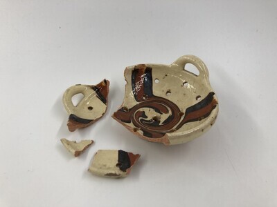 d704ab32-1bf9-44ce-a8d2-5a05087e66a6.jpg; 1960-0000-KPO/295; Vergiet van keramiek ; vergieten