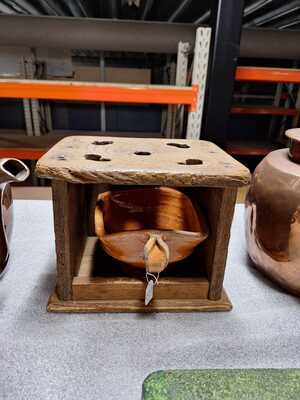 d788c403-31c8-4a53-b8c7-b8701df36140.jpg; 1987-0025-OCE; Oranjekleurige test met een oortje, staand op ronde voet. Hoort bij stoof afkomstig uit de Willemskerk te Den Haag.; test