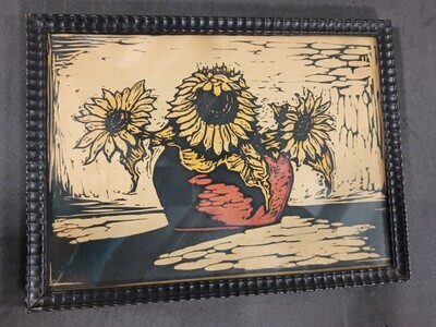 d8593e4e-7c1a-43c9-80c9-f4a73d015ab0.jpg; 1985-0006-HHI; Reproductie naar linoleumsnede (drie zonnebloemen) in houten lijstje; prenten