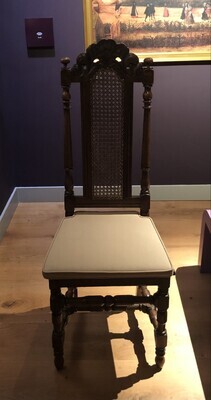 d8873d70-3652-4a49-ae0f-a5ffc7195b53.jpg; 0000x418; Neo-Lodewijk XIV stoel met zitting en rug van gevlochten riet, met los kussen.; stoelen