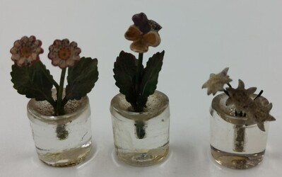 d9b2d9ed-b9d4-46a8-9d83-bc03c1756191.jpg; 1960-0225-KPO/029; 3 glazen bloempotten met bloeiende plant.; miniaturen