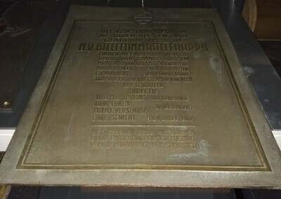 da45a9c8-98c2-4b57-8a65-0a6303f1e39b.jpg; 0000-0103-MMO; Rechthoekige bronzen plaquette ter herinnering aan de bouw van een kantoor voor de N.V. Billitonmaatschappij.; plaquettes (metalen reliëfs)