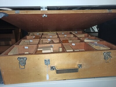 da8706eb-b4de-43be-926a-03020b3de833.jpg; 2012-0008-HHI; Kist met blokken van de Haagse Huishoudschool Laan van Meerdervoort.; blokken (speelgoed)