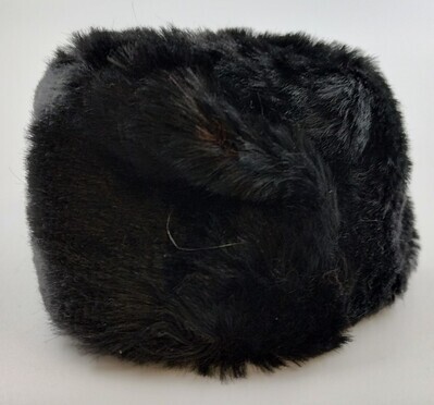 dae961cc-39de-4554-9c2c-7dfca7d8b067.jpg; 1960-0116-KPO/a; Zwarte bontmuts.; poppenkleding