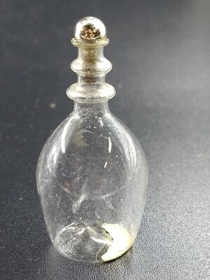 dbac3048-8b7e-498e-88a9-464fd6a81901.jpg; 1960-0277-KPO/067; Glazen karaf met zilverkleurige stop.; miniaturen