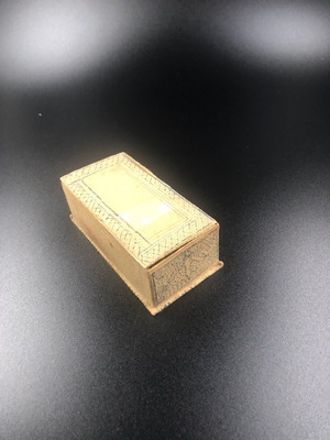 dcc5168d-4a78-41a3-9dda-2cd06dbc6dd6.jpg; 1960-0283-KPO/016; Beige kartonnen voetstukje met blauwe sierrand en decoratie aan zijkanten; voetstuk