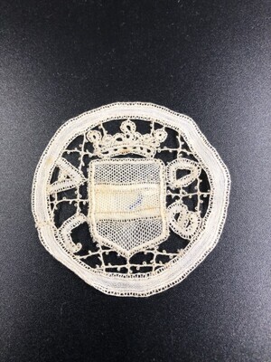 dcdbd976-9ed0-43f2-aebf-40b17a6aee2a.jpg; 1960-0278-KPO/007; Crème kleurige, ronde, kanten kleed; tafelkleden