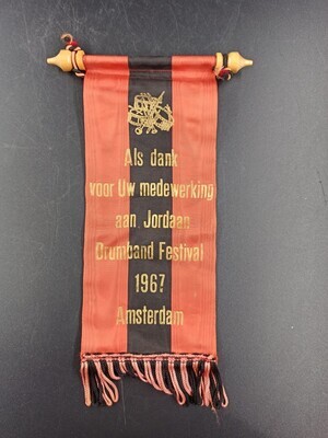 df2a6f38-0e8f-4c8e-8776-4a112d466999.jpg; 0000-0030-MWE; Lintje 'Als dank voor Uw medewerking aan Jordaan Drumband Festival'; lintje (onderscheiding)