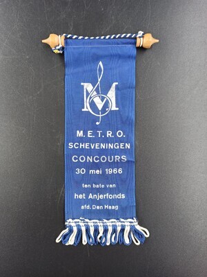dfb5615c-ce11-4860-9b84-868c1a8b5391.jpg; 0000-0029-MWE; Lintje voor M.E.T.R.O Scheveningen concours; lintje (onderscheiding)