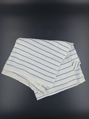 dffc617c-a5ec-4d39-80f2-393b8bf1be8c.jpg; 0000-0056-MWE; Witte handdoek met licht blauwe strepen; handdoeken