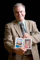 e034673b-f2d1-43ba-8f4f-580c35a08698.jpg; V-HHM-0055; Het topstuk (Foto van kleinkinderen) van Ruud Reijn; MijnDenHaag*