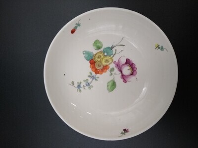 e1a8bb8b-50b4-47df-aebd-adb4b1d0ba24.jpg; 1940-0090-OCE; Schaaltje met polychrome bloemdecoratie.; schaaltje