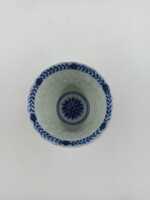 e26518d3-ac4f-4cef-8575-6b106e12bc9f.jpg; 0000-0507-OCE/5a-b; Kop en schotel van wit steengoed met blauwe decoratie; koppen (drinkgerei)