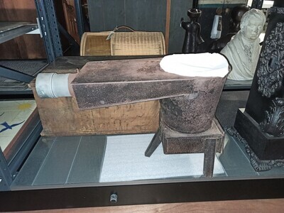 e308d363-93af-4671-b79c-d03369a82091.jpg; 2016-0001-MME; Gietijzeren plattebuiskachel, in WO II in Den Haag gebruikt.; kachels (verwarmingstoestellen)