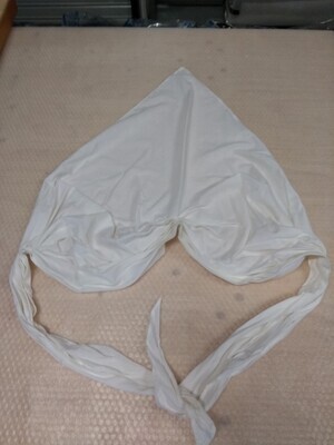 e43f5a61-715d-47b5-9364-61d6bb475e02.jpg; 0000-0021-MWE; Driehoekige, wit katoenen, geplooide schouderdoek.; schoudermantels