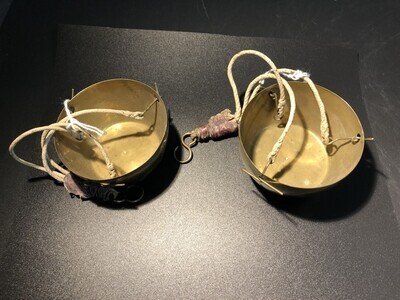 e45d8b3c-b234-4b46-b8b2-90ce7c4bb6be.jpg; 1960-0000-KPO/023/1-2; Een paar identieke hangende bakken; bakken (houders)