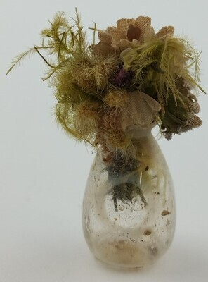 e4cae407-bd7c-4282-932f-2e1bbbee9b27.jpg; 1960-0225-KPO/017; Glazen, bolle vaas met boeket.; miniaturen