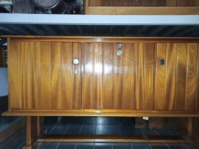 e5cb2190-dc2a-43b2-af05-c4723c35a72b.jpg; 1997-0546-HHI; Houten dressoir met drie deurtjes van Bas van
Pelt ameublement.; dressoir