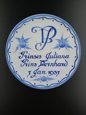 e5d60c5a-983b-4988-bad5-fb90117b07b7.jpg; 1997-0526-HHI; Herdenkingsbord ter ere van het huwelijk van Prinses Juliana en Prins Bernhard; keramiek (objectgenre)