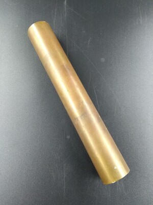 e75b8b2c-3fa7-49e5-adcf-afc2dcf5b9e8.jpg; 1981-0009-HHI/g; Koperen buis, onderdeel van vaandel 'Nieuwland'.; vaandelonderdeel