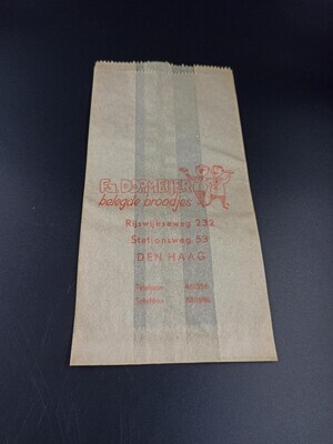 e7635cde-86e0-409f-a4bb-975a0a59bcb5.jpg; 2018-0014-ODI/1-4; Papieren zakje met opdruk firma Dopmeijer; verpakkingsmateriaal