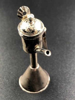 e91c0d1d-d1b7-4875-8da6-0553e84dd5a4.jpg; 1960-0284-KPO/048; Zilveren olielamp, snotneus; olielampen