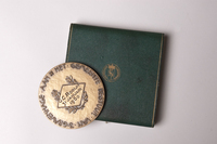 ea3be461-9864-4102-b714-a74cd3839212.jpg; V-HHM-0319; Het topstuk (bronzen plaquette Haags politiekorps) van de heer J.J.M. Robijn; MijnDenHaag*